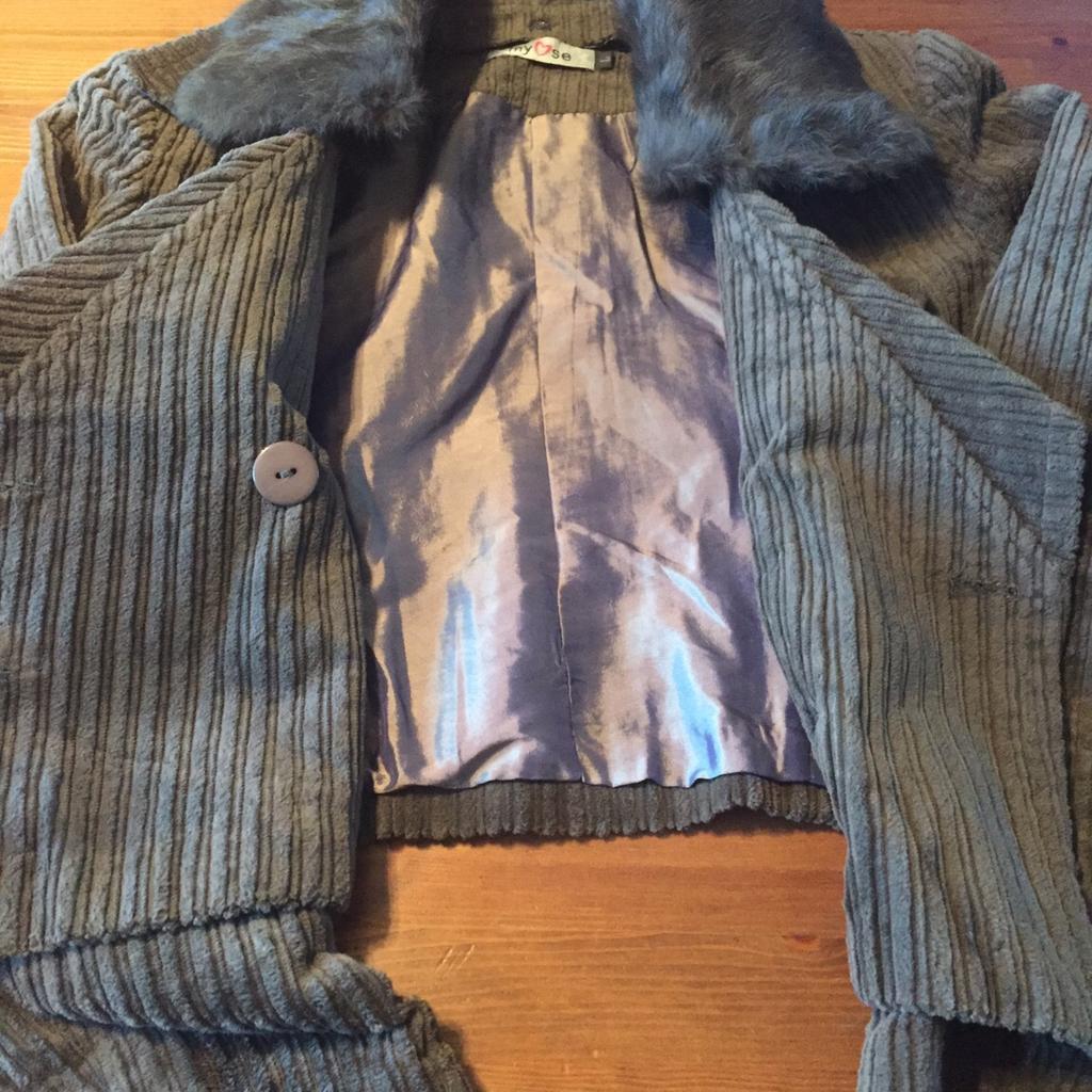 Fully lined with detachable fur collar
Vintage jacket size M