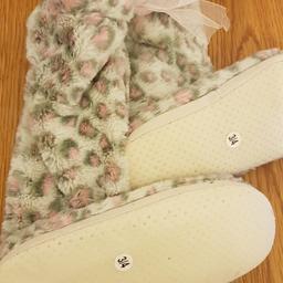 Here we have a brand new pair of size 3-4 ladies boot slippers in grey pink & white with a pretty pink bows on each boot. These come from a smoke and pet free home