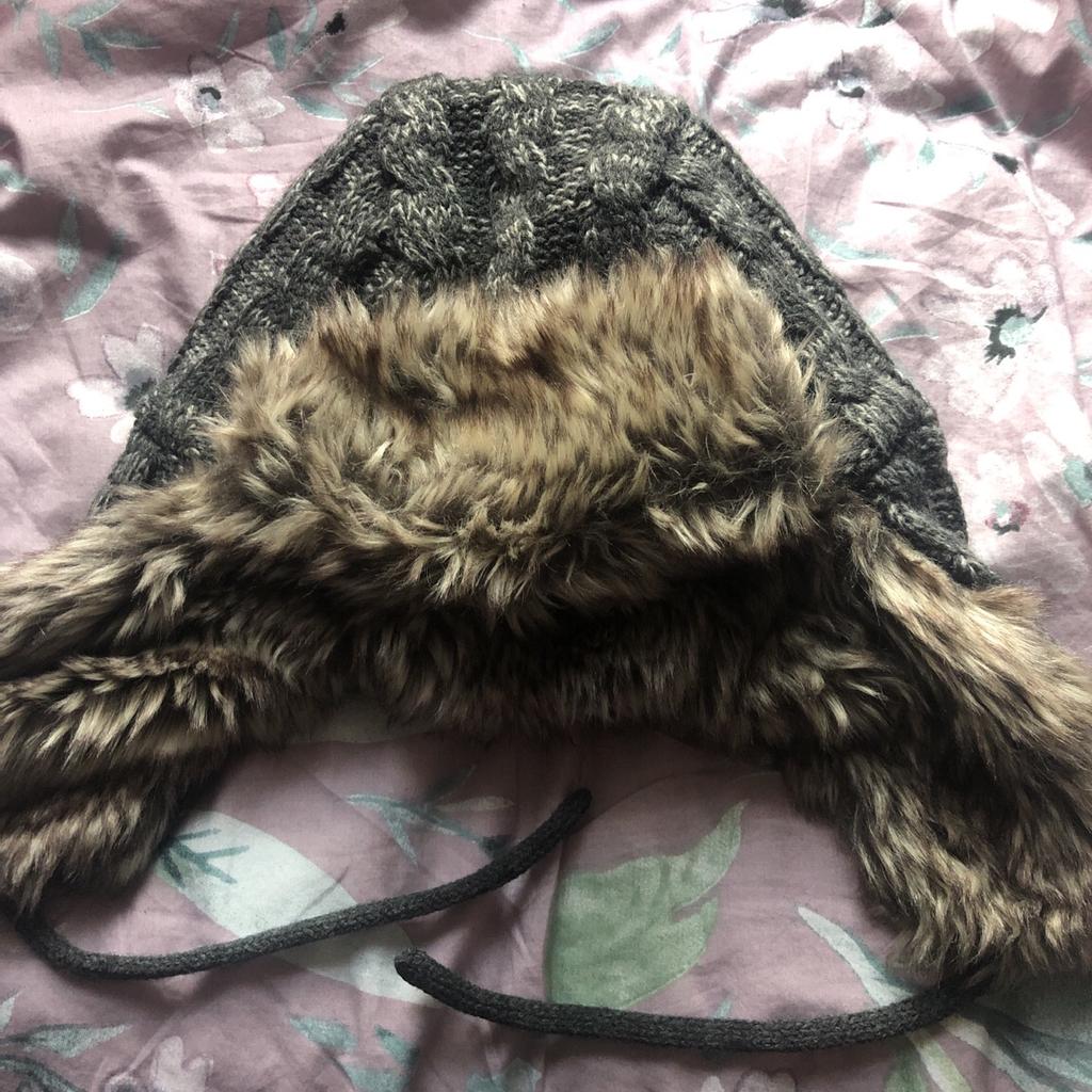 Boys hat
Age 11-13yrs
In excellent condition
fluffy and soft