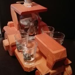 Verkaufen unseren Holztraktor inklusive einer Schnapsflasche und 4 Gläsern mit wunderschönem Birnenmotiv darauf!