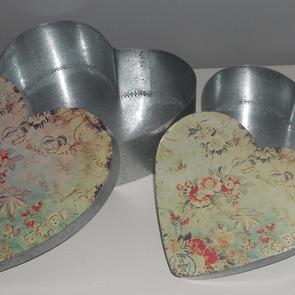 Lovely pair of heart shaped floral shabby chic storage tins. Silver coloured metal with printed retro floral design on the lids. Smaller tin fits neatly inside the larger one. Great and pretty storage which would work well in a country style or shabby chic style decor. Used but in very good condition.
Small W 17cm x H 15.5 cm x D 5.5 cm
Large W 22cm x H 20 cm x D 7.5 cm
£15 for pair ONO
Cash on collection. Post possible.