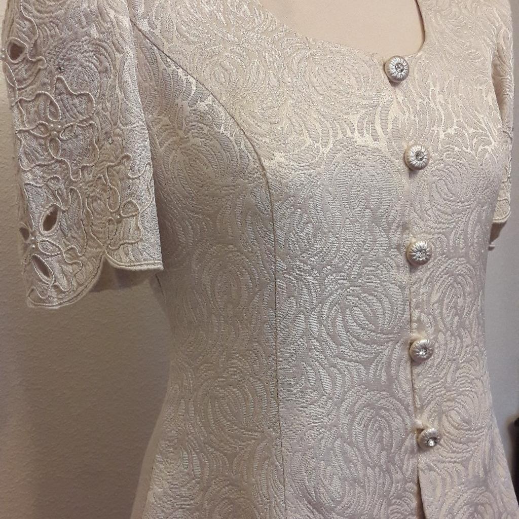 Beautiful Karen Miller size 10/12 mother of pearl matching skirt and jacket.

Very classy outfit in great condition.

The jacket is embroidered with gold thread and the buttons have an integrated sparkling gem.

Skirt is midi, has elasticated waist and drapes and flows perfectly.

Separate the two pieces later to make additional amazing outfits.

Double click on all photos to see full pictures.