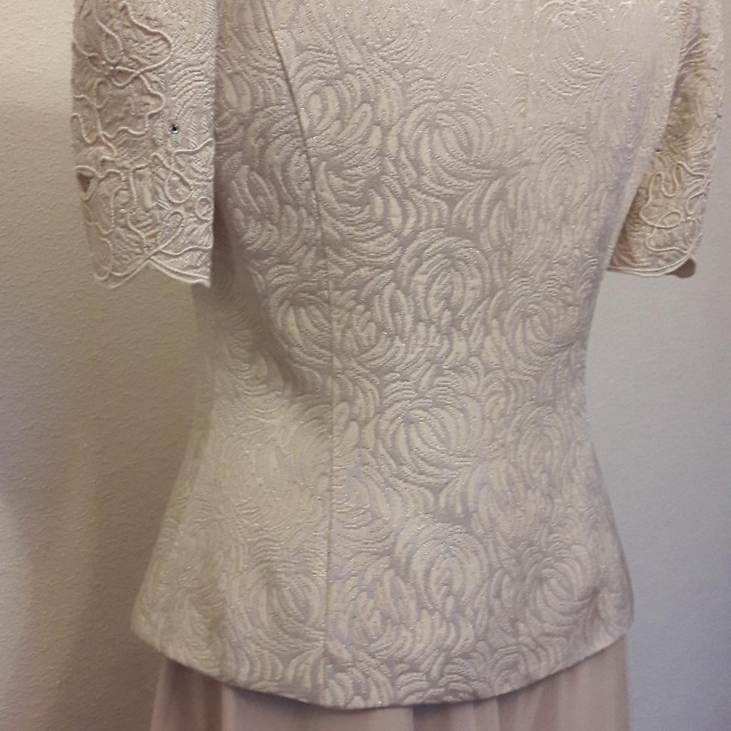 Beautiful Karen Miller size 10/12 mother of pearl matching skirt and jacket.

Very classy outfit in great condition.

The jacket is embroidered with gold thread and the buttons have an integrated sparkling gem.

Skirt is midi, has elasticated waist and drapes and flows perfectly.

Separate the two pieces later to make additional amazing outfits.

Double click on all photos to see full pictures.