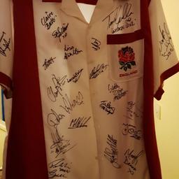 womens england rugby shirt - signed by players
open to offers- £20? collection chorley
please note - has some minor water damage to a few signatures!
