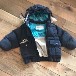 Giubbotto invernale burberry originale, taglia 12 mesi ( veste grande , fino a 2 anni ) , cappuccio, dettagli check , tasche davanti , chiusura con cerniera.  Ottime condizioni