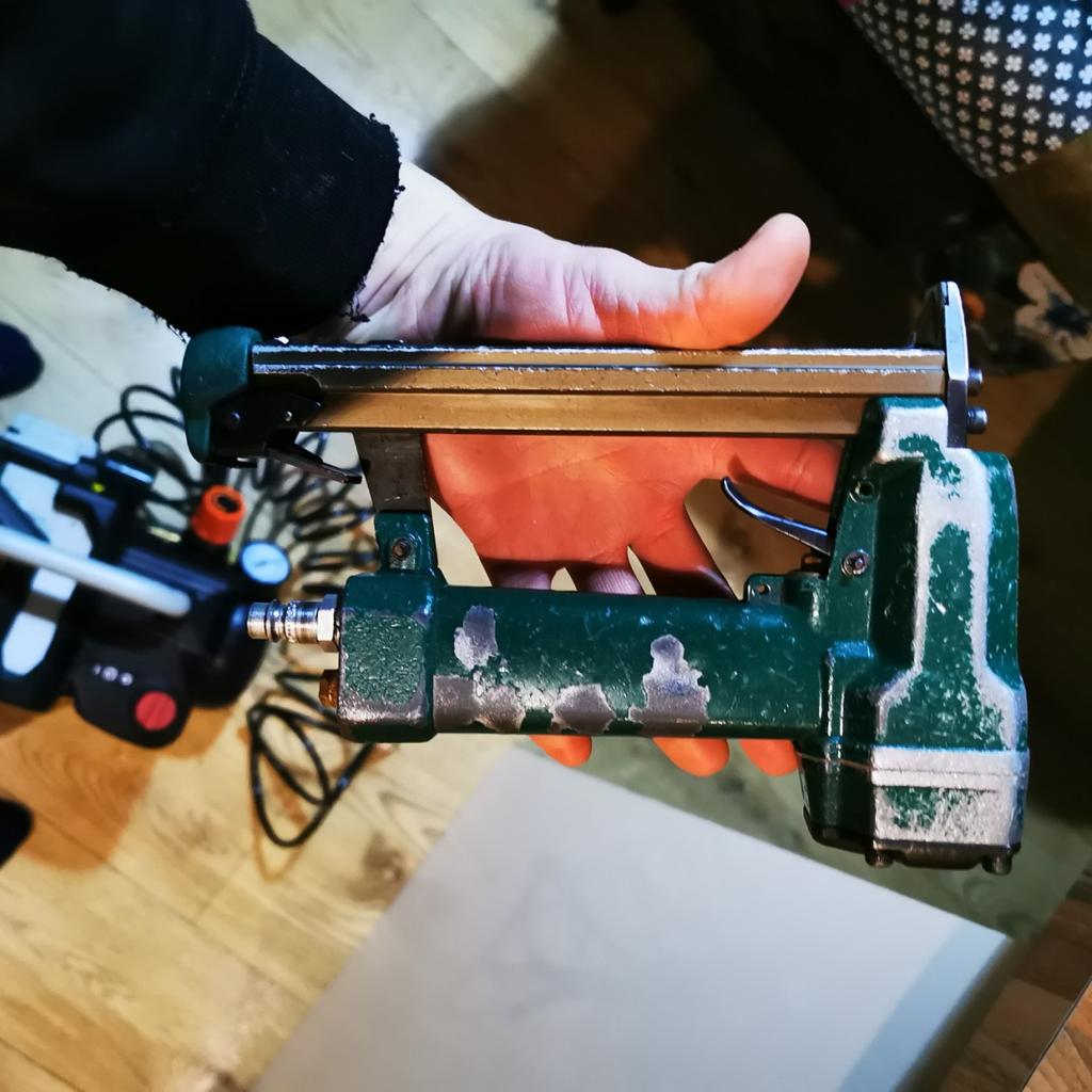 compressor and staple gun in Doncaster für 55,00 £ zum Verkauf | Shpock DE