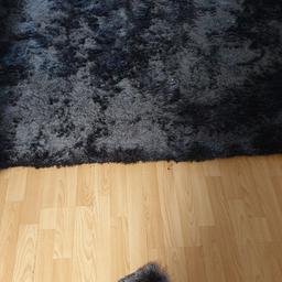 selling good condition design nice the hair on the carpet doesn't get out.. 3 pcs