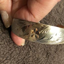 Engraved/cut panel bangle with plain arms in excellent pre-owned condition.
Stamped 925 along with something else which could be a hallmark but is too small for me to read.
Collection only from M31 area.