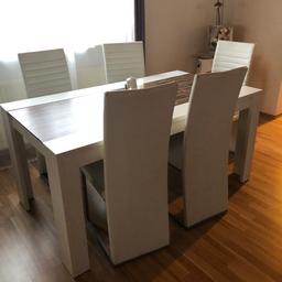 Weißer gut erhaltener Tisch mit holzoptik Platte .stühle würde ich mit schenken .6 Stühle
Masse160x90x77