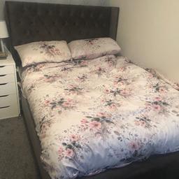 High headboard double bed
No mattress not included
1.5 years old
only selling as it doesn’t go well with the theme of the room and I’ve already bought a bed that has storage.
I can arrange delivery via a man with van - prices will vary depending on location
Open to offers