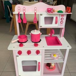 Very pretty play kitchen. In immaculate almost new condition. Played with ocassionly. Includes many accessories.
Compact size
24 inches/61cm wide
33 inches/84 cm high

Would fit easily in car.
Can deliver locally, pls message.

You will not be disappointed. Suitable for child 3 - 6.

Very sensible offers considered.