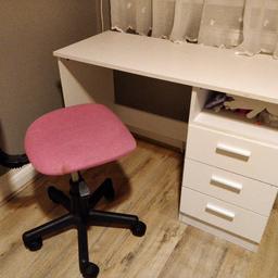 no offers
95*40*69 cm
white desk with 3 drawers and chair
collection only