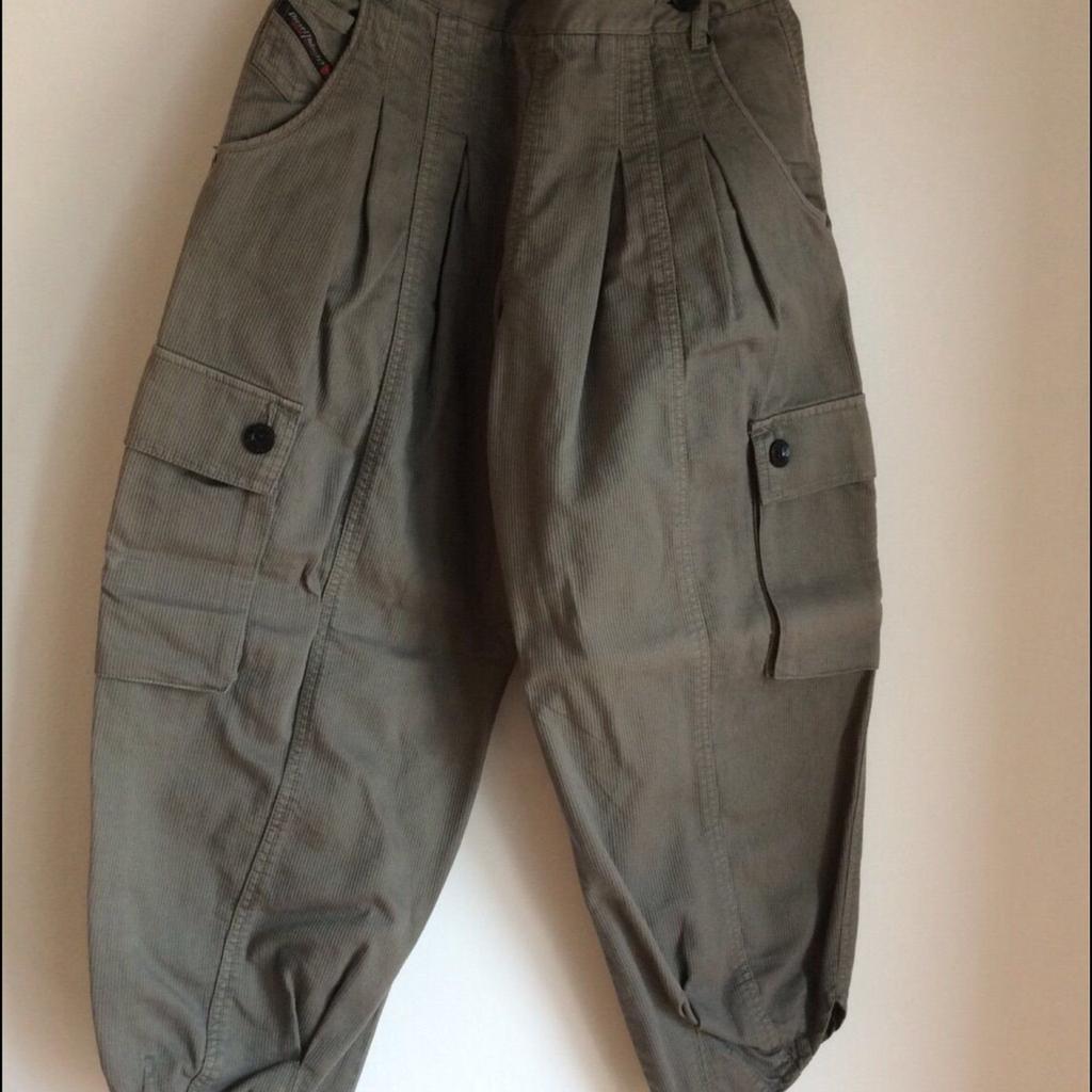 Supernuovi questi particolarissimi pantaloni color verde militare linea alla zuava di Diesel, taglia 28. 😘🌺🌸