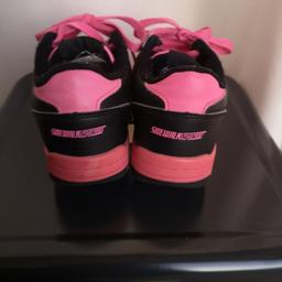 Girls Heelys Size Uk 12
Good Condition, Slight Dent On Right Shoes But Nothing To Serious :)
Pink & Black
2 Wheels At The Back.

Price: £10
Postage Extra

Please Message Me If Any Questions.
Thank You