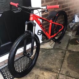 Its got a 
Deore brake 
Hope top cap 
27.5”+ tyres 
11speed 
Really nice and basly brand new swaps for disc se