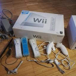 Verkaufe Nintendo Wii mit 3 Controllern, Balance Board und 14 Spielen.