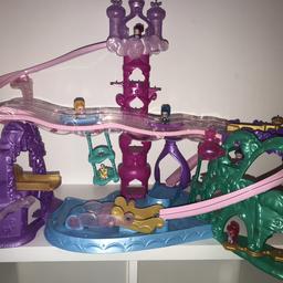 Shimmer and Shine Teenie Genies Magic Carpet Adventure 

Comes with 6 little figures 2 carpet riders