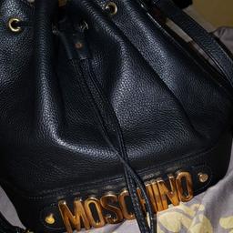 Ich verkaufe im Auftrag eine Frauenhandtasche von Moschino im sehr guten Zustand und selten getragen.

 Der Neupreis lag bei 900 Euro.
 Echtheitszertifikat liegt vor!