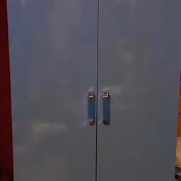 Blue gloss wardrobe set. Wardrobe, chest of drawers an bedside cabnet
Good condition
Top of drawers has few marks