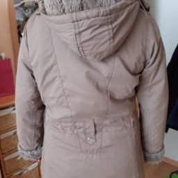 schöne warme, lange Winterjacke mit schönen Details,vielen Taschen,sowie Kapuze.Größe M