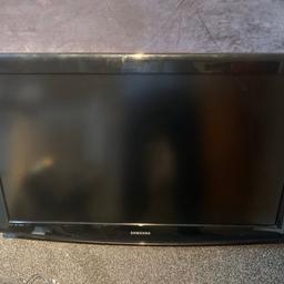 Samsung 40”tv for sale as spare&repair it does come on after a it get warm would be a great tv after fix for game tv or for a spare room no tv stand with it was on the wall has tv remote with it 
