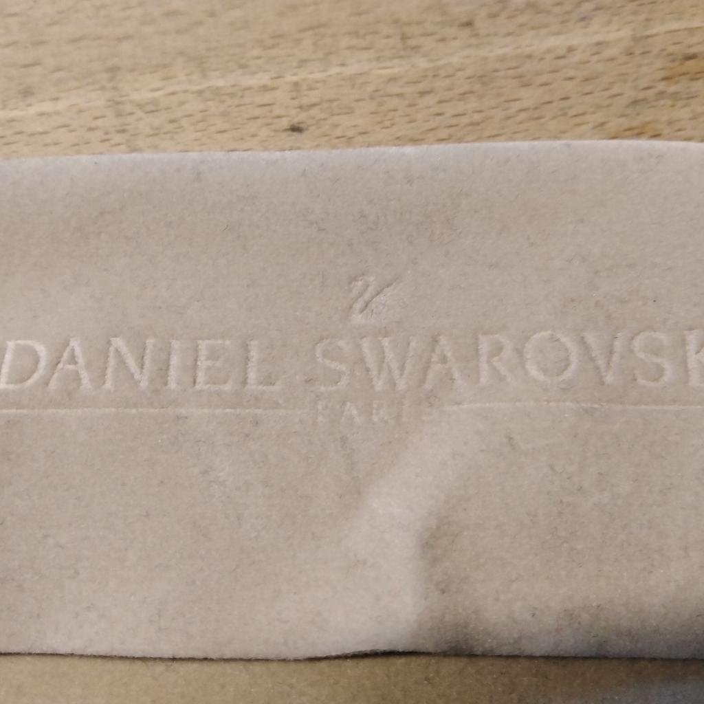 besonderes Stück, mit Lederfransen, aus der Linie Daniel Swarovski, 19 cm lang, 1x getragen, für mich etwas eng. Inkl. weichem Aufbewahrungstäschchen