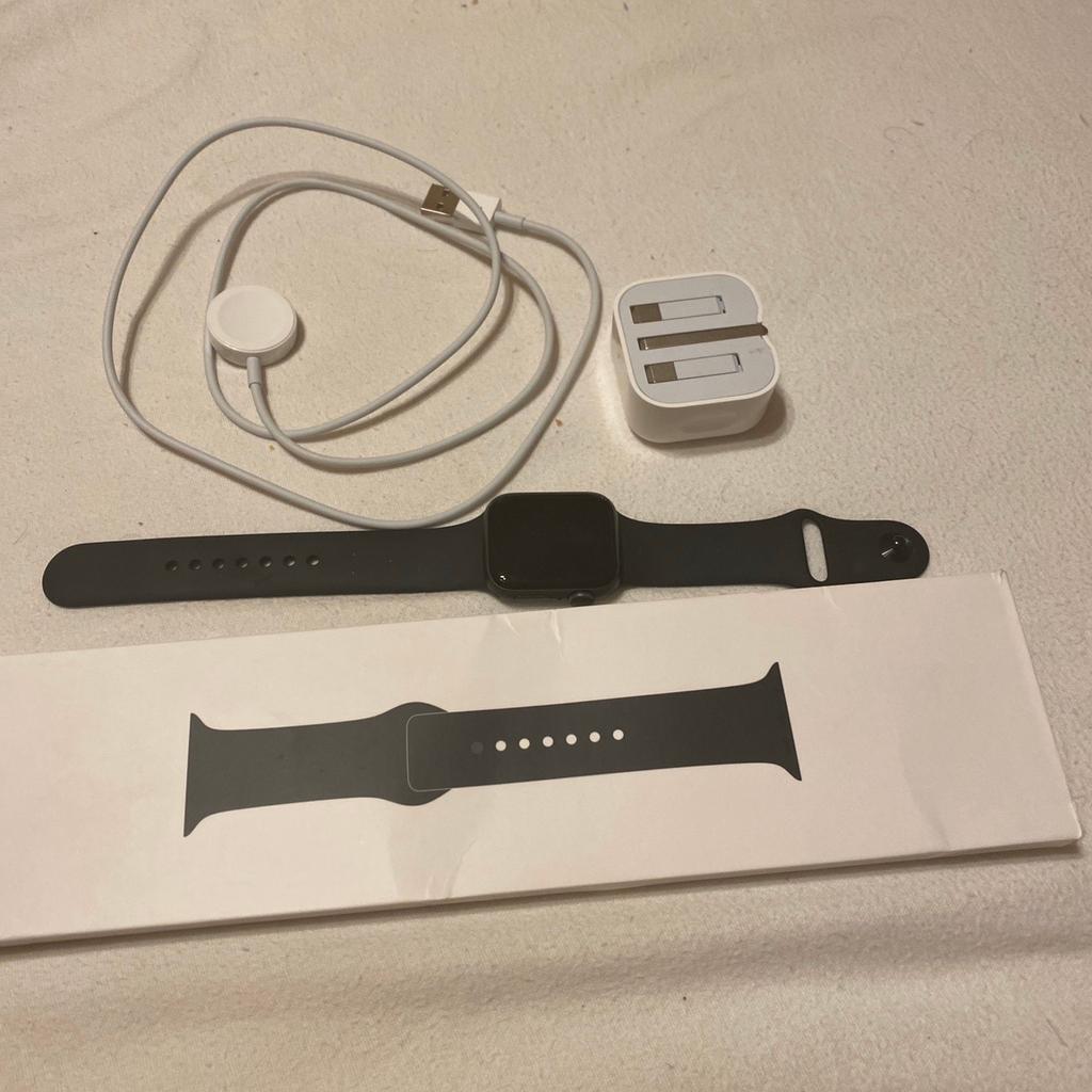Series 4 40mm space grey
Comes with small and large strap
Comes with charging cradle
Very good condition
Comes as seen in image