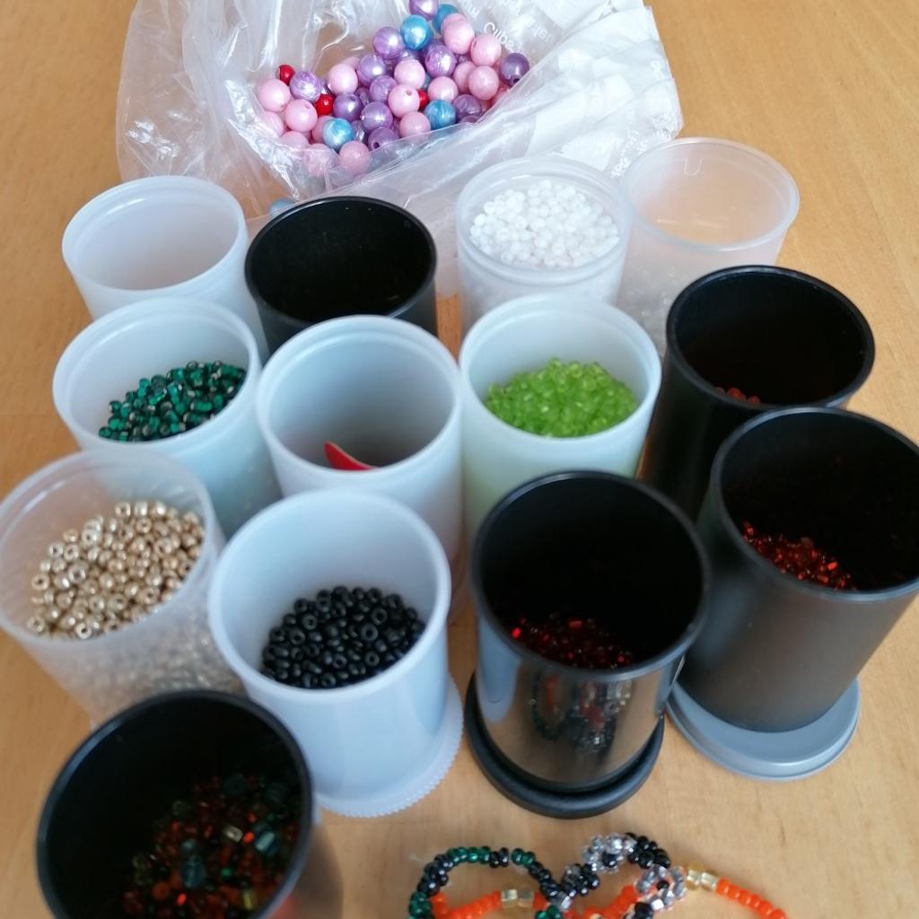 Hauptsächlich Roccailles Perlen, verschiedene Farben,