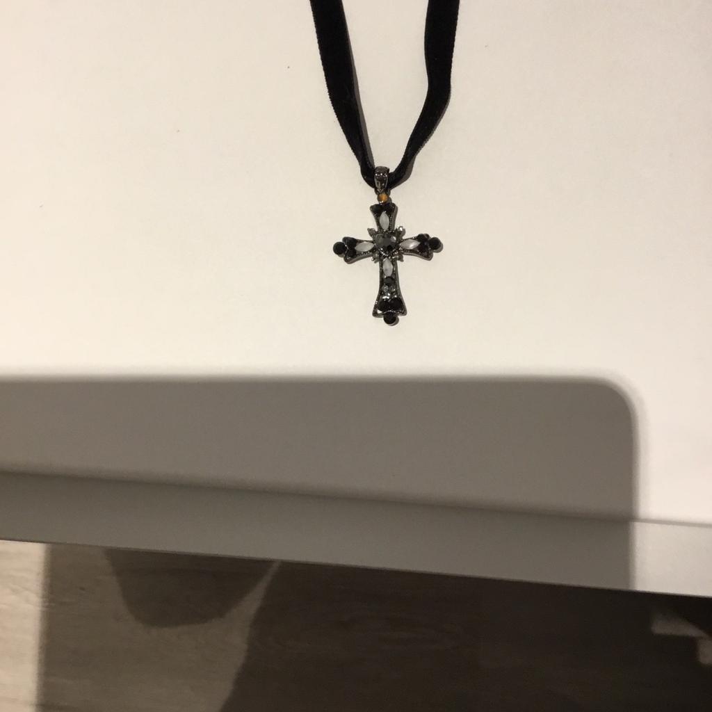 Schöne nie getragene Trachten Halskette mit Kreuz und schwarzen Samt Band Länge 23 cm verstellbar auf 30 cm