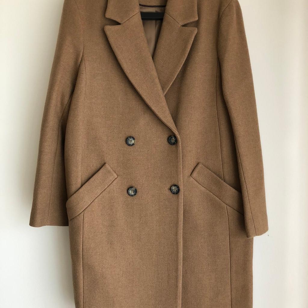 Cappotto donna in lana di H&M taglia 36 equivalente ad una 40 italiana ma veste abbondante per il tipo di taglio che ha. Comprato e assolutamente mai indossato, pari al nuovo. 😘🌺🌸