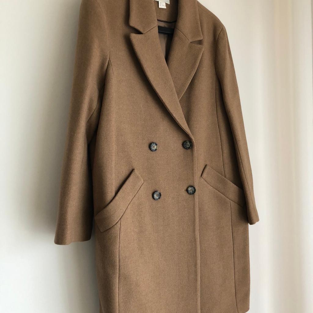 Cappotto donna in lana di H&M taglia 36 equivalente ad una 40 italiana ma veste abbondante per il tipo di taglio che ha. Comprato e assolutamente mai indossato, pari al nuovo. 😘🌺🌸
