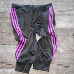 3/4 Adidas Jogging Hose mit Lila Streifen
Größe:M
Front Taschen mit Reißverschluss, Hinten Taschen mit Knöpfe
Bündchen mit Bänder zum schnüren
Ende vom Hosenbein Gummizug
Oberflächenmaterial 95% und 5% Polyester