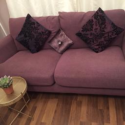 Beautiful fabric 2-3 seater sofa
In great condition.
In a home without animals and smokers
Recently cleaned with the rug doctor.
Looking to get rid as re decoratingyyy
Was £500 selling for £50
payment via Shpock, paypal or bank transfer due to covid
Collection only