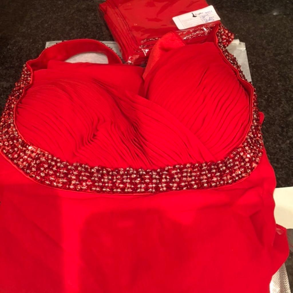 WITH MATCHING RED SHAWL
SIZED WRONG
TAG SAYS 18 BUT ITS 16
WITH TAGS NEVER WORN
SMOKE/PET FREE HOME