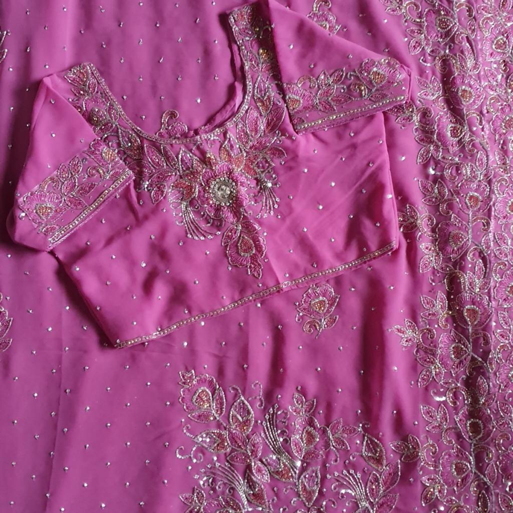 Brand new with tag on the beautifully heavily detailed embroidered saree. Standard size blouse also beautifully embroidered. Rrp £280
Collection or can post for the cost of p&p
NO OFFERS PLS FIXED PRICE
NO TIME WASTERS PLEASE