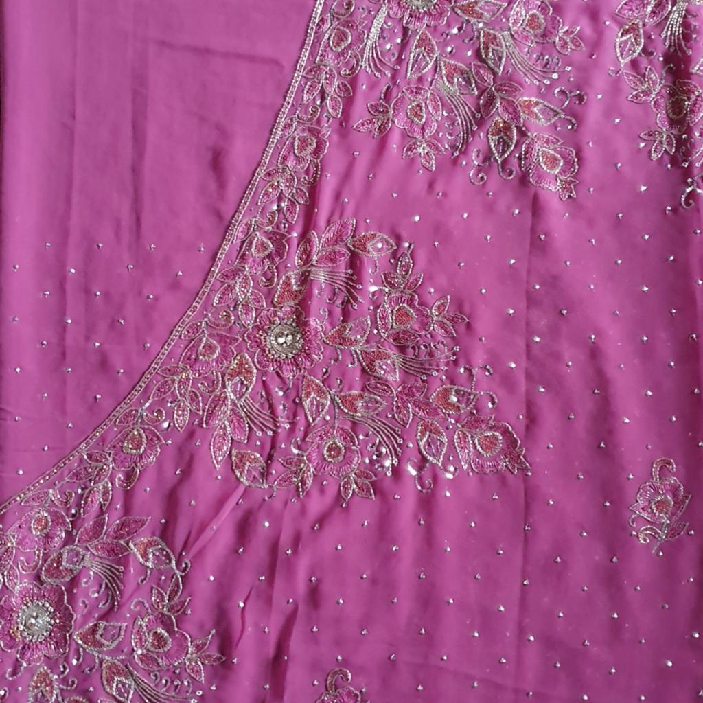 Brand new with tag on the beautifully heavily detailed embroidered saree. Standard size blouse also beautifully embroidered. Rrp £280
Collection or can post for the cost of p&p
NO OFFERS PLS FIXED PRICE
NO TIME WASTERS PLEASE