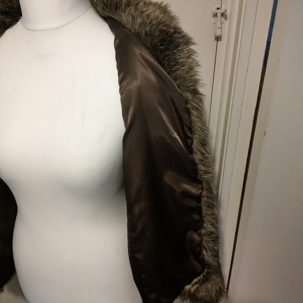 size large
Stunning fur jacket. great with jeans or for that special occasion,
Selling because I have to many coats...worth a look absolutely beautiful jacket. good as new