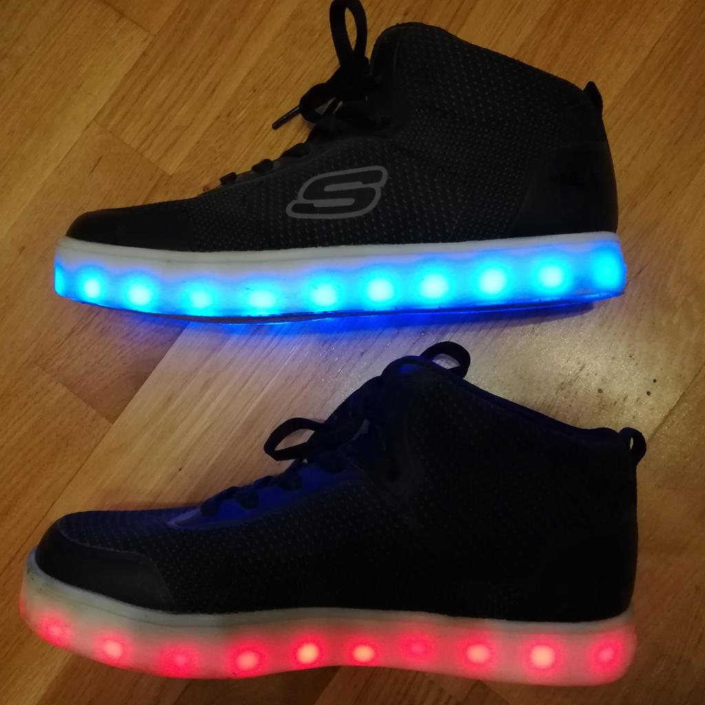 Sneaker / Turnschuhe von Skechers
⚠️durch Drücken blinken oder leuchten 7 verschiedene Farben
Topzustand
Größe 39