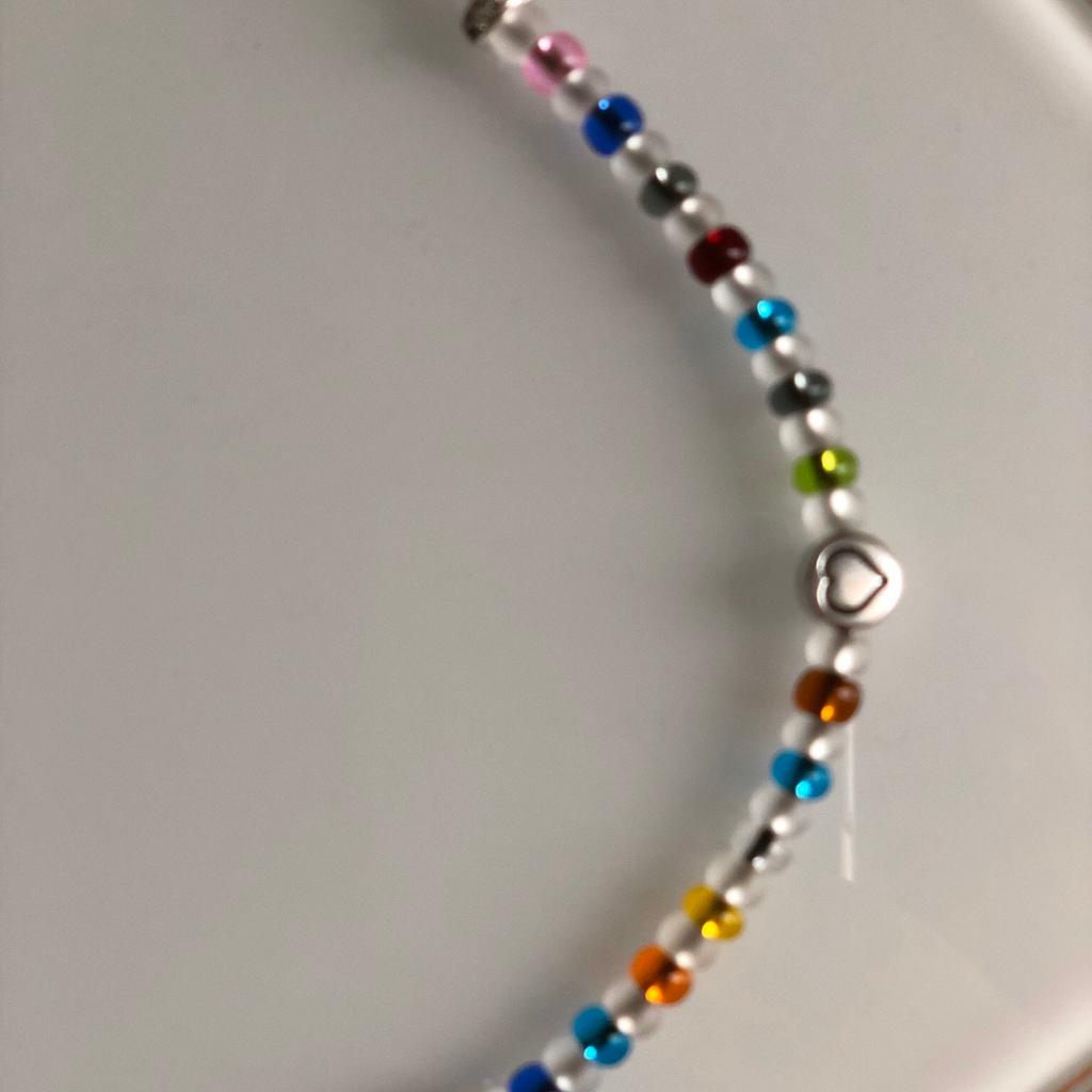 Halskette ca. 63 cm länge , Metall - Perle mit Herz Motiv , Zwischenring rund Crystal und Bunte Perlen , mit verstellbaren Spiralverschluss mit Karabiner .
