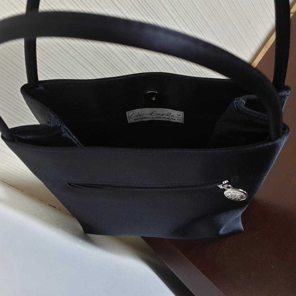 Handbag ”Liz Earle” Naturally Active Skincare

Black Colour

New Without Tags

Actual size: cm

Height Handbag: 33 cm with handle

Height Handbag: 20 cm without handle

Length Handbag: 19.5 cm

Width: 6 cm

Depth: 16 cm

Height Handles: 13 cm

Material: 100 % Nylon

Made in China

Price £ 17.90