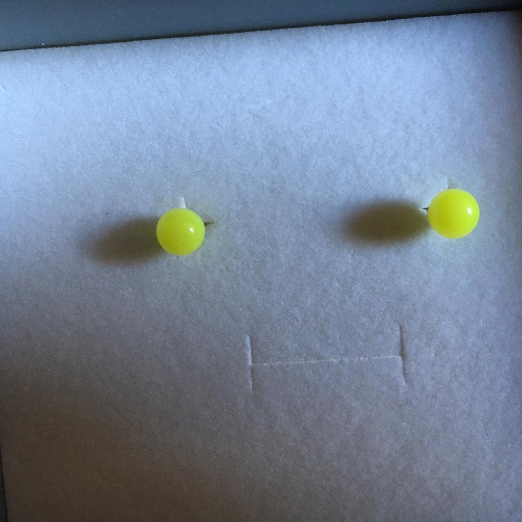 Orecchini giallo fluo
0,50 cm circa di diametro
Bigiotteria
Venduti a coppia