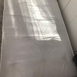 Brand new small double mattress 
Have been sent the wrong size and was left this one. 
Only opened from packaging not used 
Just a few tiny marks from laying around . 
Originally 95£
