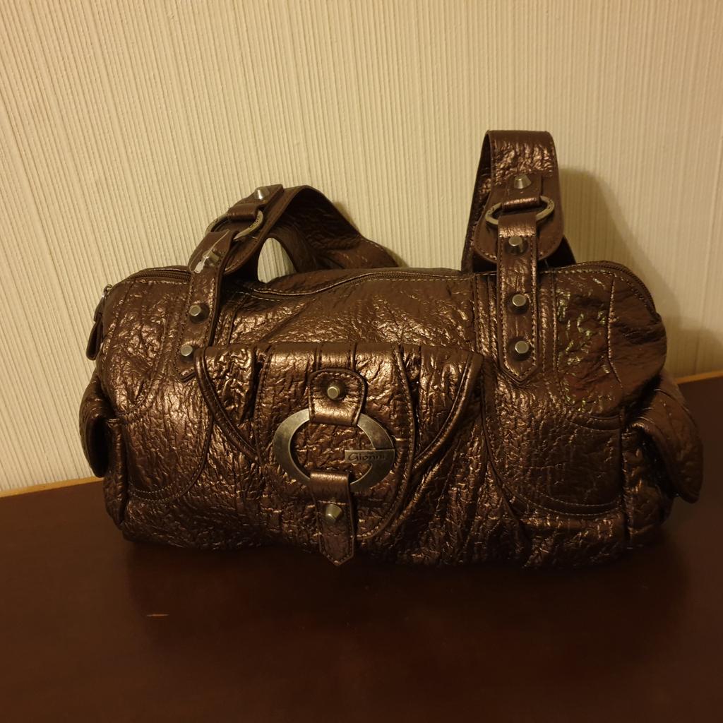 Handbag”Gionni”Accessories

Gold Brown Colour

New Without Tags

Actual size: cm

Height Handbag: 53 cm with handle

Height Handbag: 27 cm without handle

Length Handbag: 37 cm – 42 cm

Depth: 24 cm

Height Handles: 29 cm

Made in China

Price £ 20.90