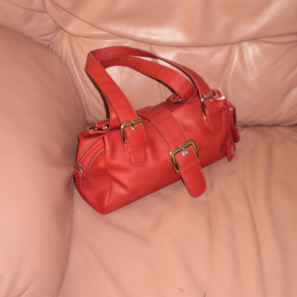 Handbag ”Debenhams” Collection

Red Colour New Without Tags

Actual size: cm

Height Handbag: 35 cm with Handles

Height Handbag: 15 cm without Handles

Length Handbag: 30 cm

Width: 10 cm

Depth: 14 cm

Height Handles: 22 cm

Outer: 100 % Polyurethane

Lining: 100 % Polyester

Made in China

Price £ 20.90