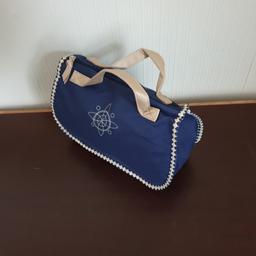 Handbag With Wallet

Colour Navy

New Without Tags

Actual size: cm

Handbag:

Height Handbag: 24 cm with handle

Height Handbag: 20 cm without handle

Length Handbag: 28 cm

Width: 12 cm

Depth: 17.5 cm

Height Handles: 5 cm

Wallet:

Height: 12 cm

Length: 15 cm

Depth: 9.5 cm

100 % Polyester

Handles: Polyurethane

Price £ 12.90