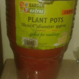 10 unused 10cm plant pots.