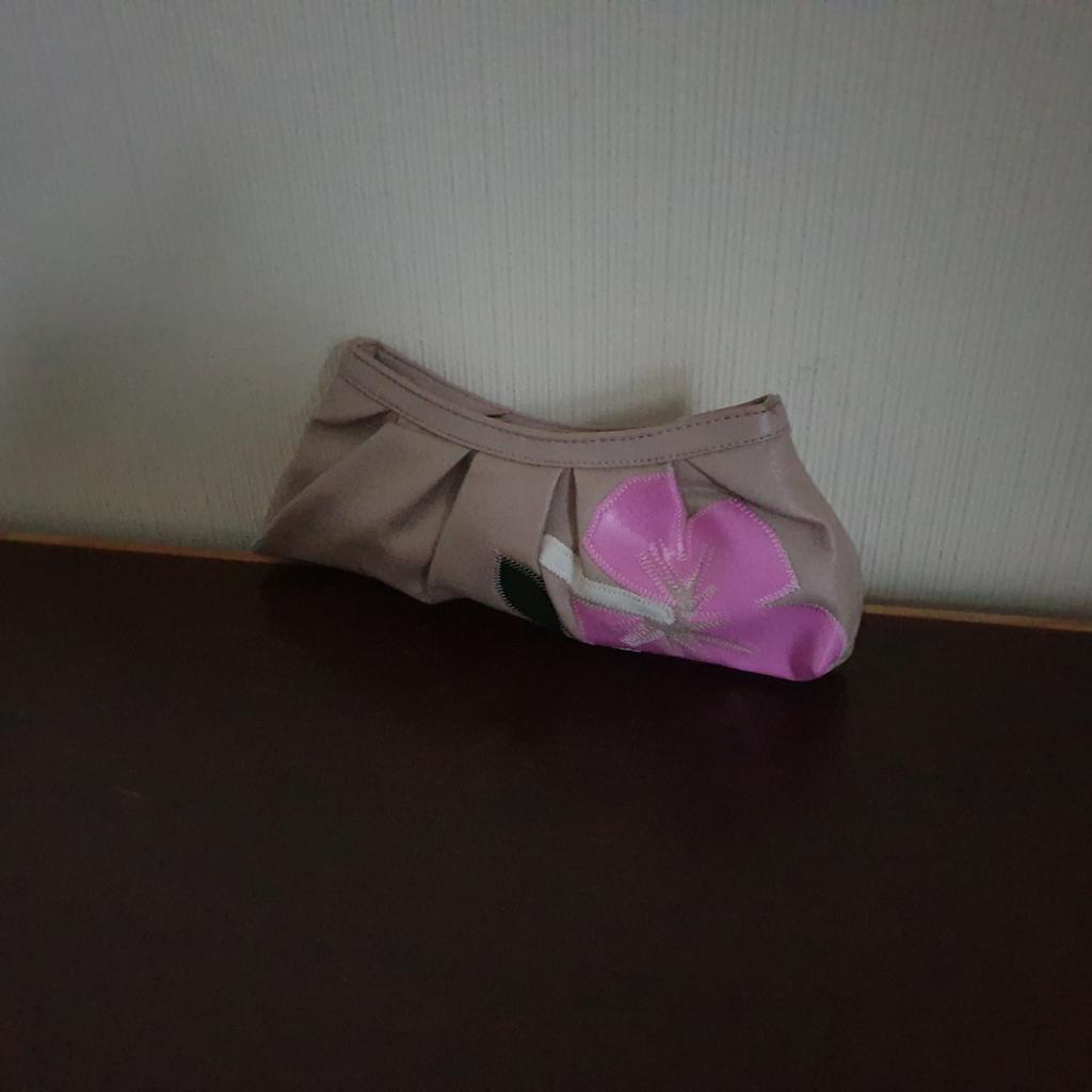 Handbag”Dorothy Perkins”

Colour Ivory Pink

 New Without Tags

Actual size: cm

Height Handbag: 13.2 cm

Length Handbag: 25 cm – 29 cm

Depth: 8 cm

Main Made/Sintetico

Made in China

Price £ 14.90