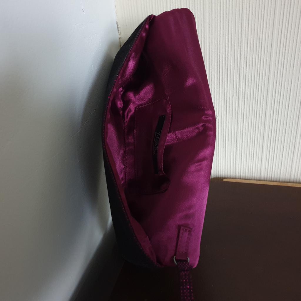 Handbag”Star by Julien Macdonald”

Colour Dark Burgundy Brilliant

New Without Tags

Designers at Debenhams

Actual size: cm

Height Handbag: 14 cm

Length Handbag: 25 cm

Depth: 11 cm

Length Handles: 12 cm

100 % Polyester

Made in China

Price £ 18.90