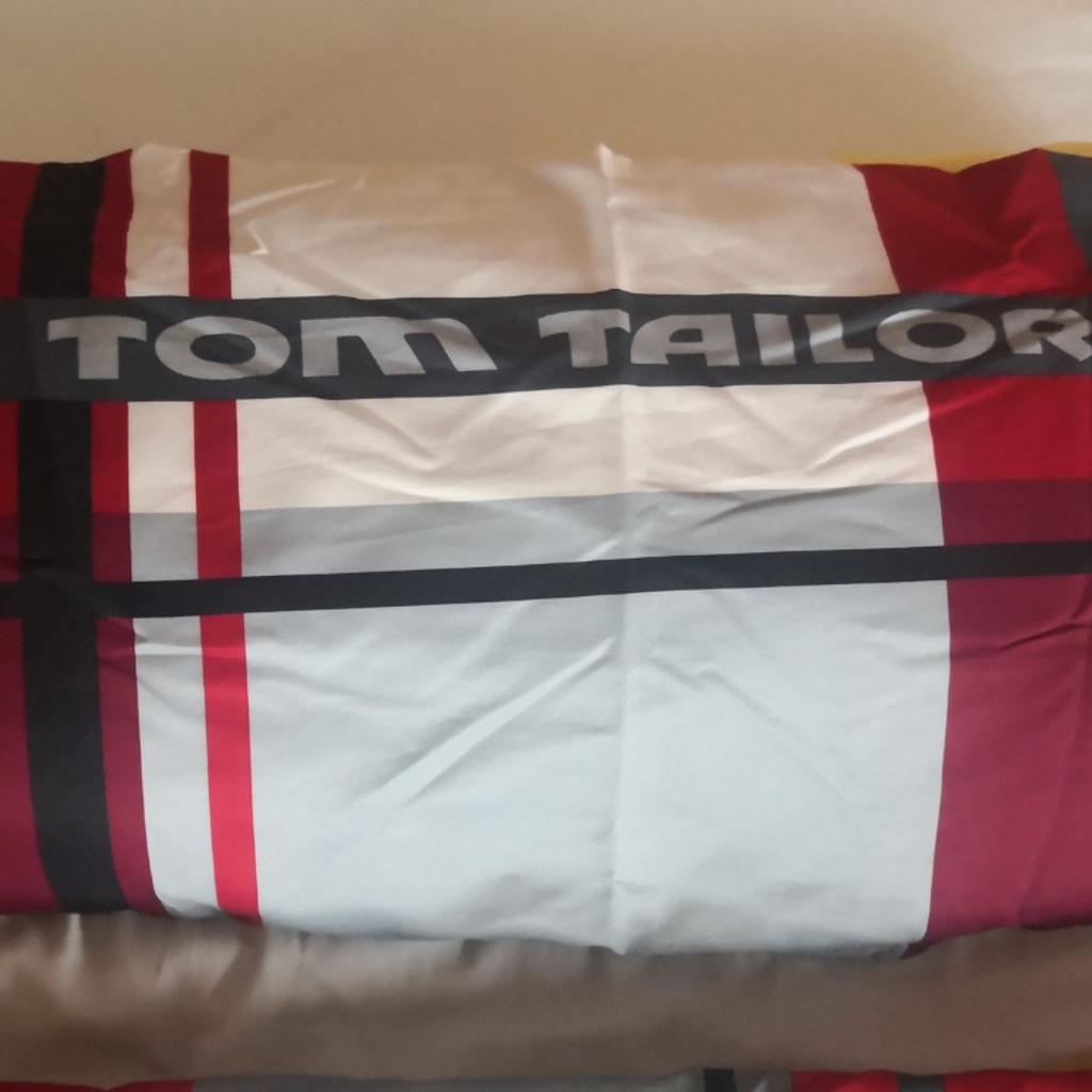 Verkaufe eine sehr schöne Bettwäsche von Tom Tailor in der Größe 135x200 das Kissen ist 40x80 mit Reißverschluss. Gratis noch dazu ein spannbetttuch in der Größe 100 x 200 cm. Sehr guter Zustand.