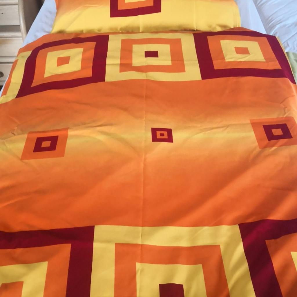 Sehr schöne Bettwäsche für ein Bett von Bertels sehr schöne Farben die Größe ist 135x200 und das Kissen 80x40. Ideal für den Sommer ( nicht so warm) Mit Reißverschluss. Sehr guter Zustand.